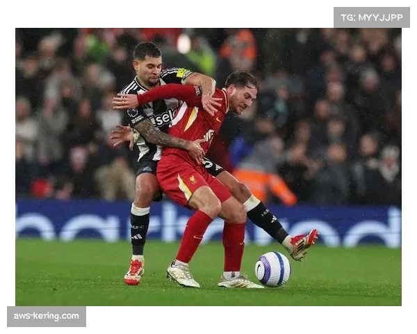 纽卡边后卫霍尔与利夫拉门托 频繁内切插上丰富进攻套路